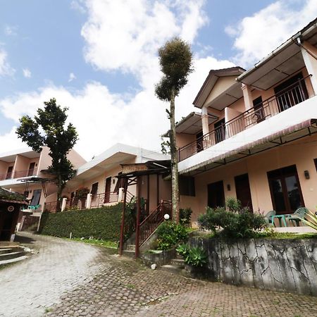 Villa Keluarga Bre Batunanggar Berastagi Exteriör bild