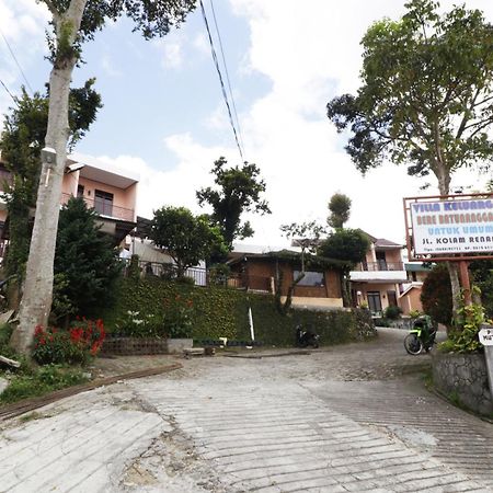 Villa Keluarga Bre Batunanggar Berastagi Exteriör bild